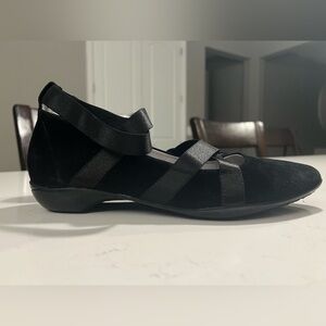 Jambu Rumson Too Ballerina Flat Black Suede
Shoes Like New! Size 9.5